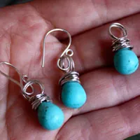 Tana, boucles d’oreilles et pendentif sang de la terre en argent et magnésite
