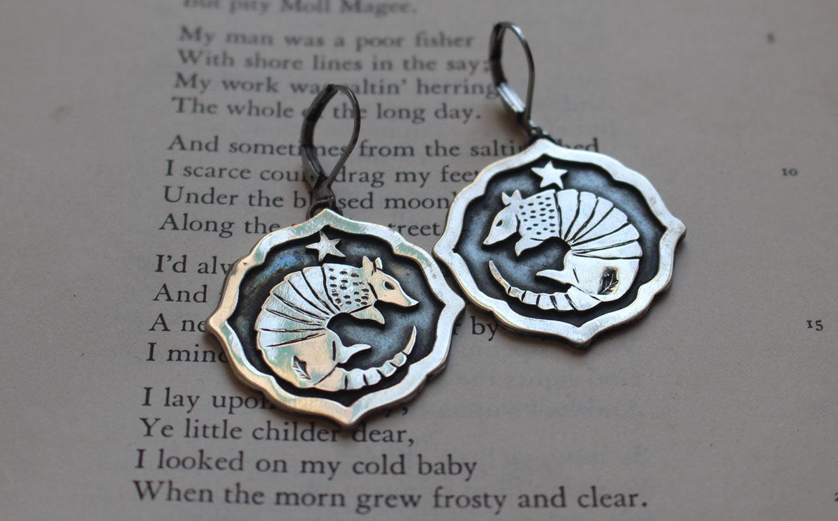 Tatou, boucles d&rsquo;oreilles animal à carapace en argent