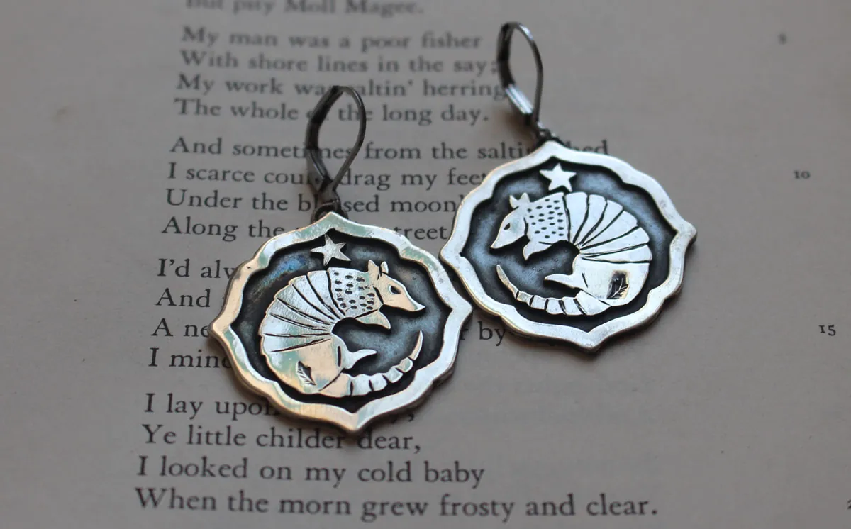 Tatou, boucles d’oreilles animal à carapace en argent