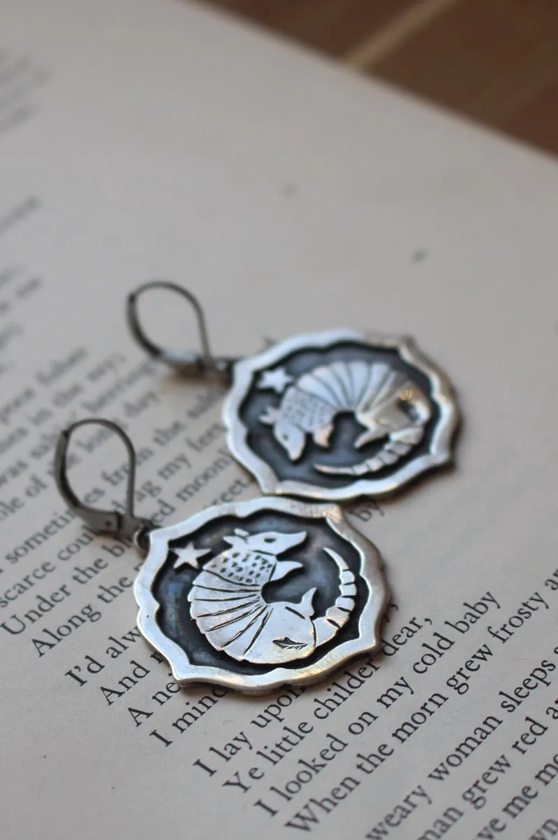 Tatou, boucles d’oreilles animal à carapace en argent