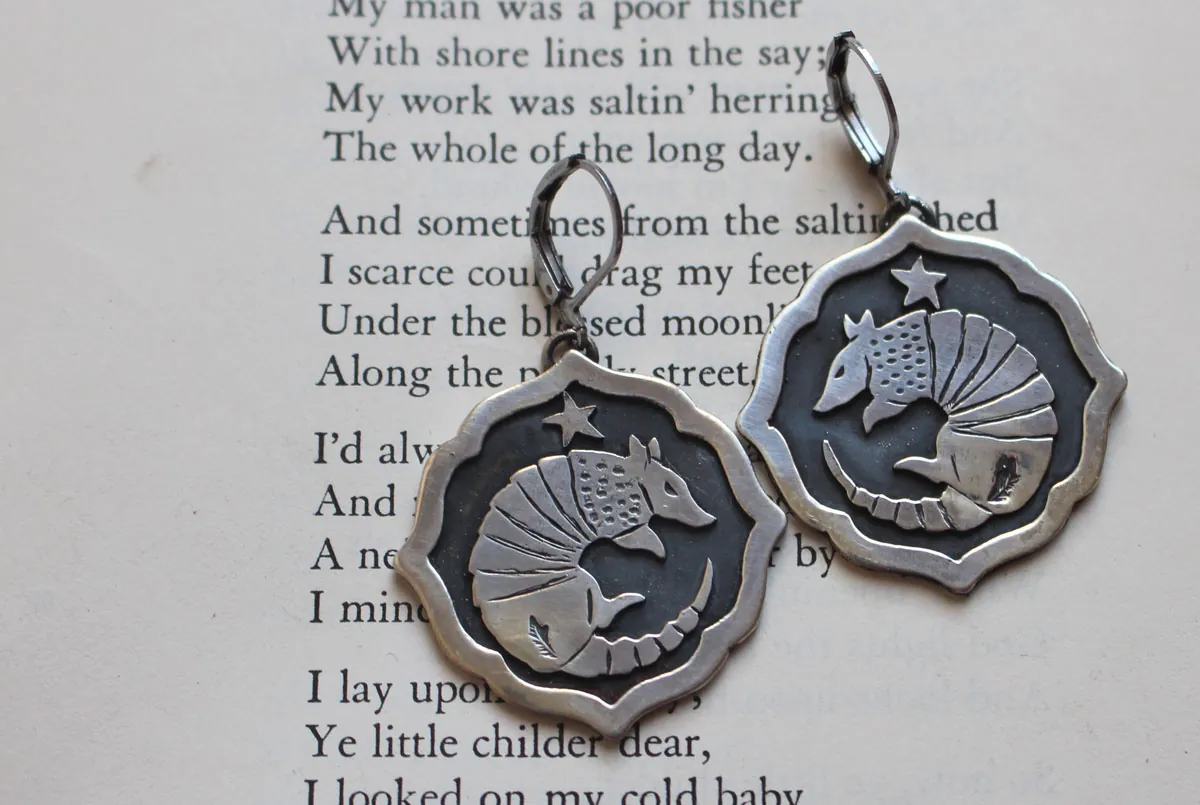 Tatou, boucles d’oreilles animal à carapace en argent
