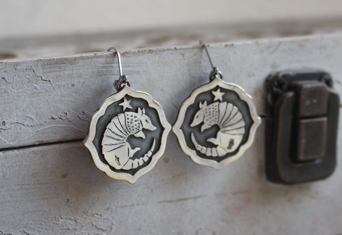 Tatou, boucles d&rsquo;oreilles animal à carapace en argent