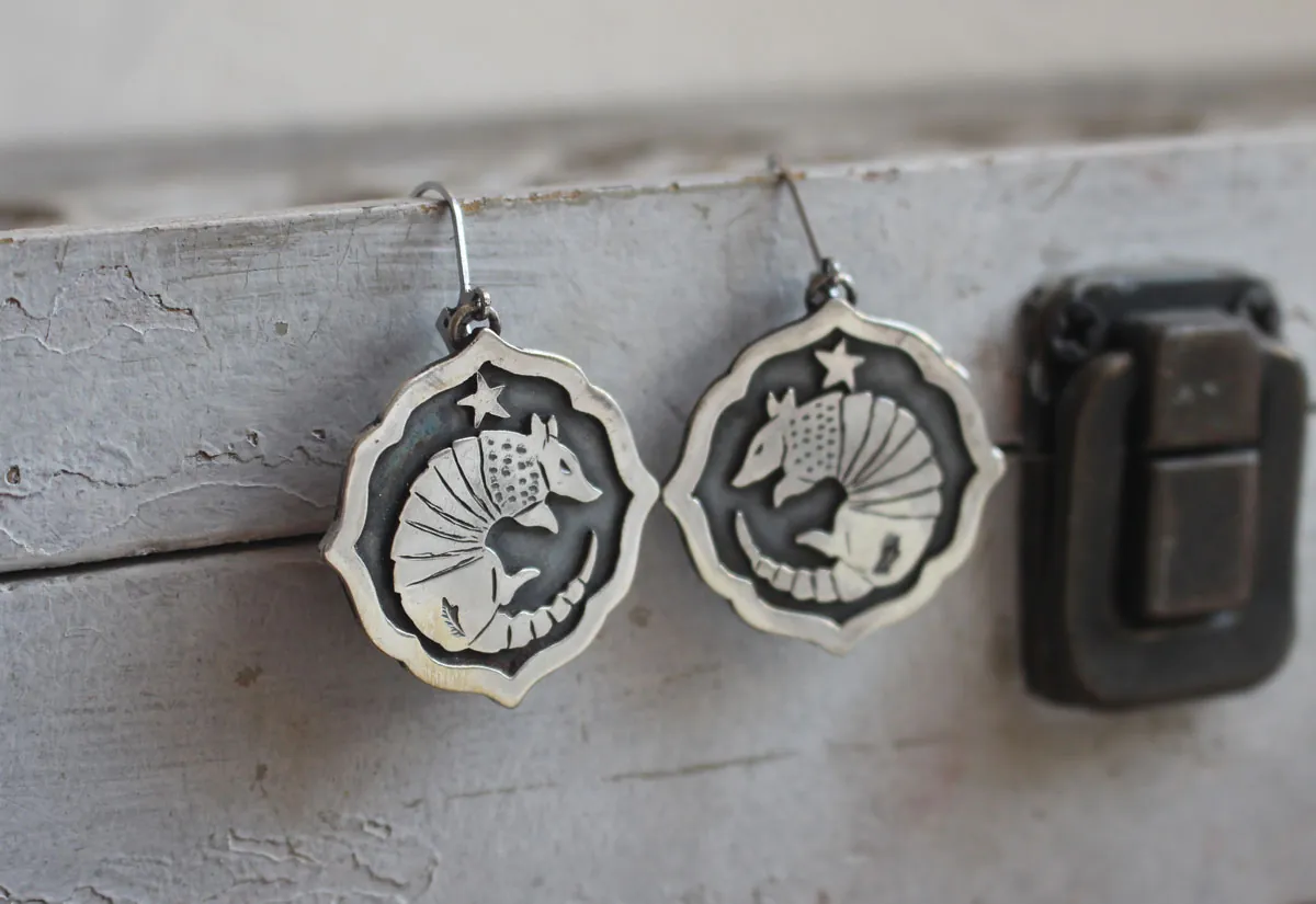 Tatou, boucles d’oreilles animal à carapace en argent
