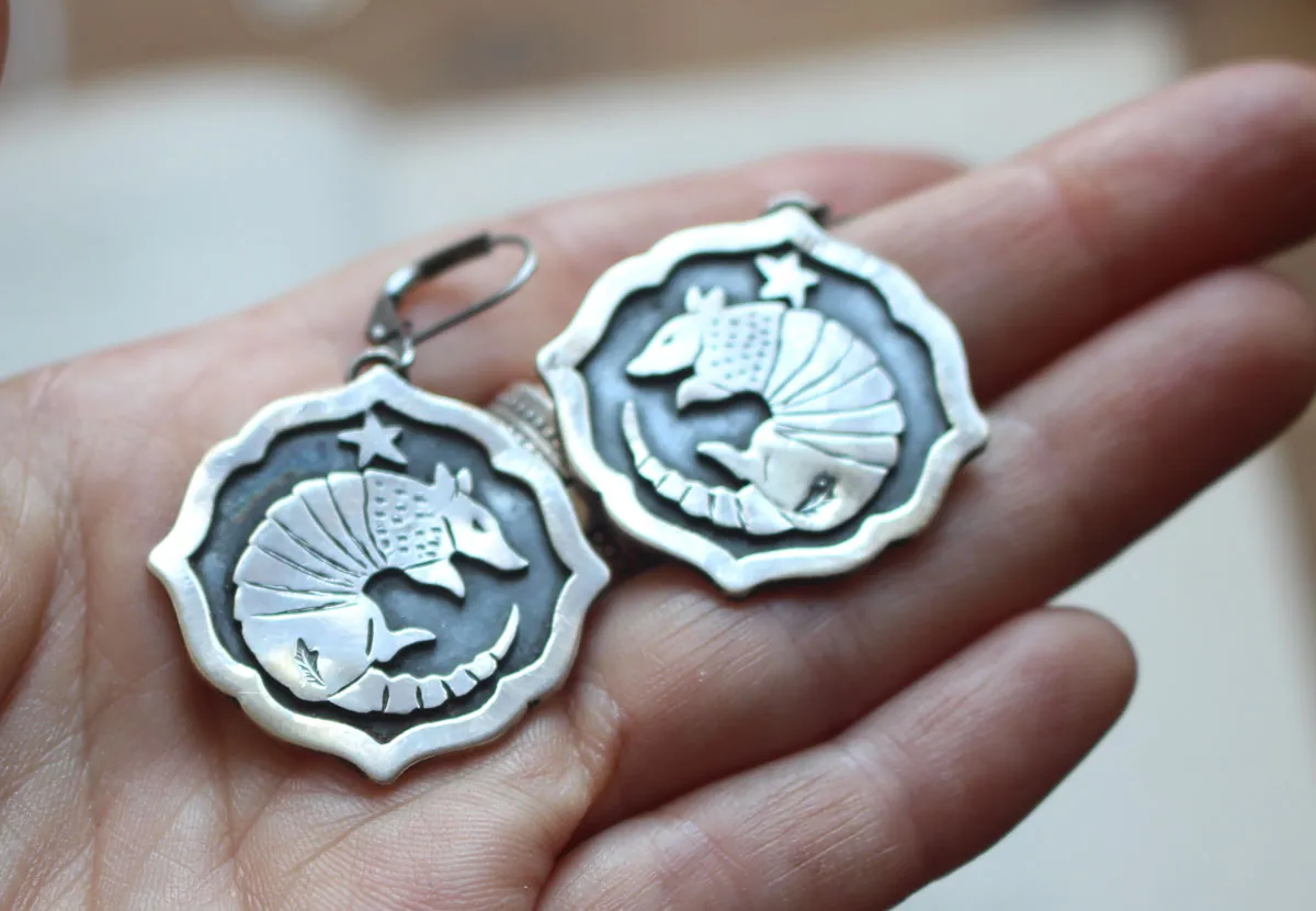 Tatou, boucles d’oreilles animal à carapace en argent