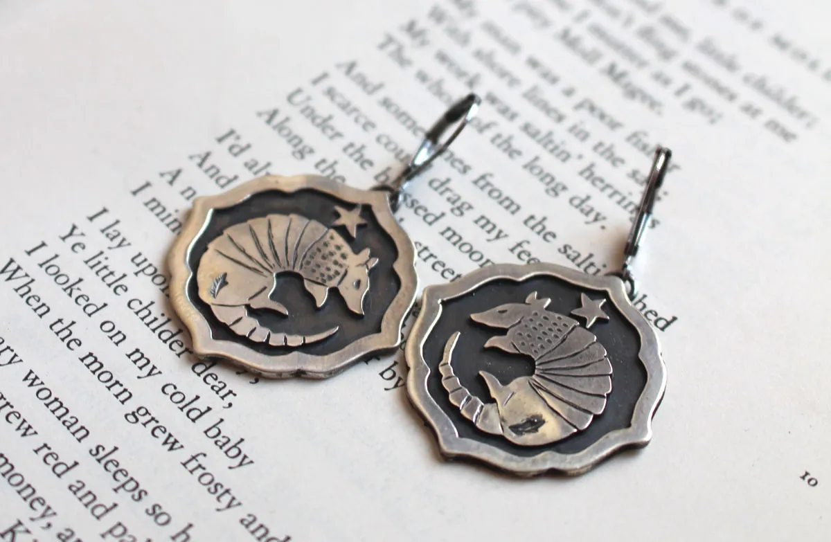 Tatou, boucles d’oreilles animal à carapace en argent