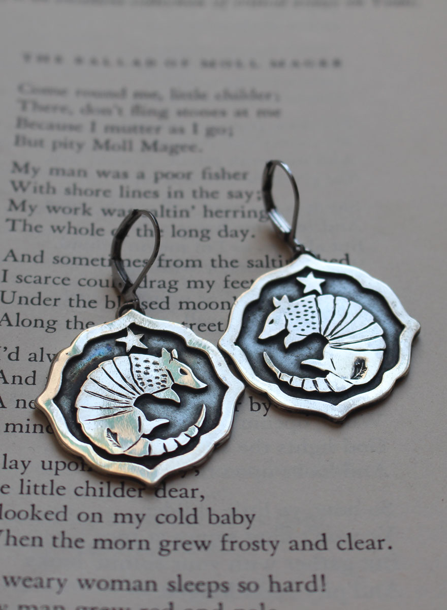 Tatou, boucles d&rsquo;oreilles animal à carapace en argent