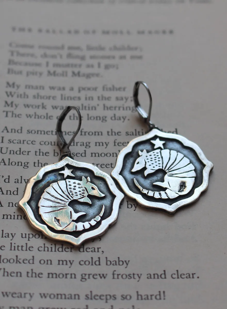 Tatou, boucles d’oreilles animal à carapace en argent