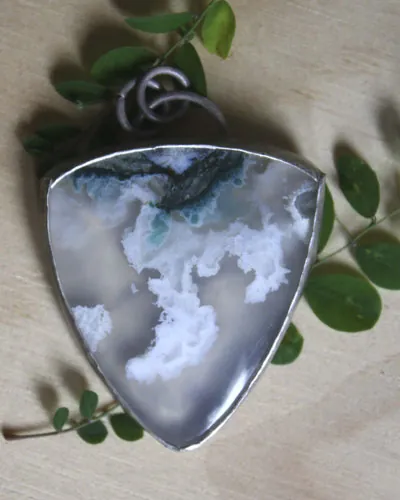 Terre de glace, pendentif paysage de banquise en argent et agate mousse