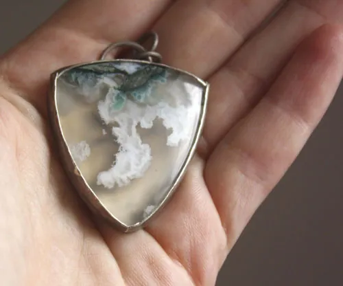 Terre de glace, pendentif paysage de banquise en argent et agate mousse