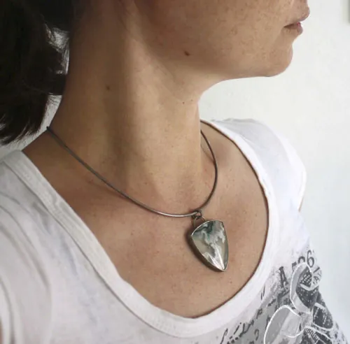 Terre de glace, pendentif paysage de banquise en argent et agate mousse