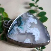 Terre de glace, pendentif paysage de banquise en argent et agate mousse