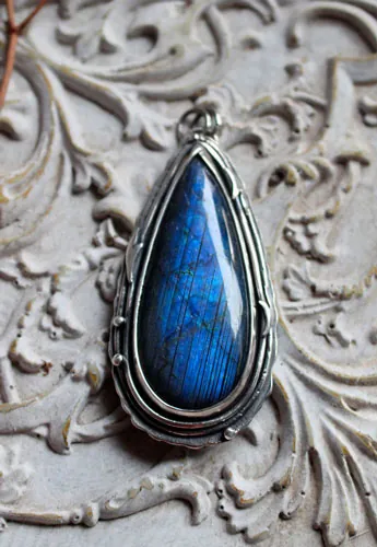The same moon, pendentif ciel nocturne romantique en argent et labradorite