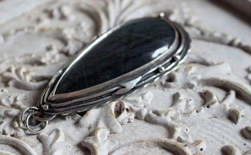 The same moon, pendentif ciel nocturne romantique en argent et labradorite