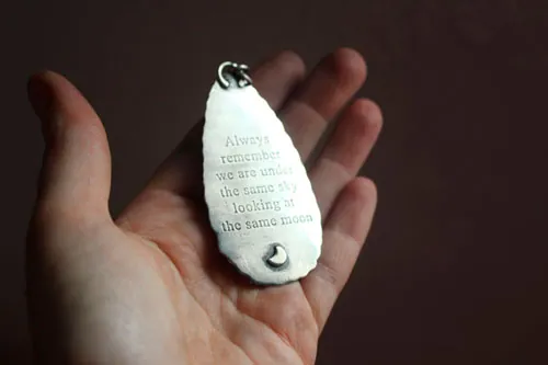 The same moon, pendentif ciel nocturne romantique en argent et labradorite
