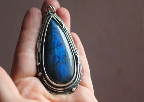 The same moon, pendentif ciel nocturne romantique en argent et labradorite