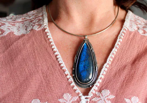 The same moon, pendentif ciel nocturne romantique en argent et labradorite