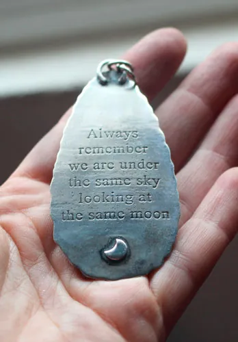 The same moon, pendentif ciel nocturne romantique en argent et labradorite