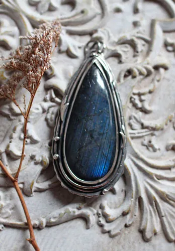 The same moon, pendentif ciel nocturne romantique en argent et labradorite