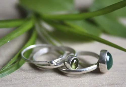 Thé vert d’Himalaya, bague empilable en argent, agate verte et péridot