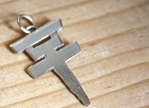Tokio Hotel, pendentif logo de la croix du groupe pop rock en argent