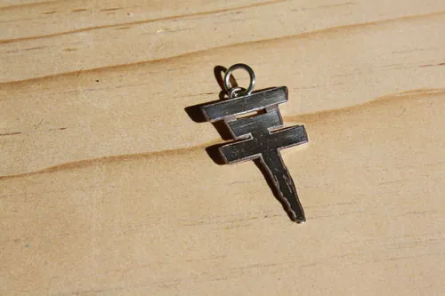 Tokio Hotel, pendentif logo de la croix du groupe pop rock en argent