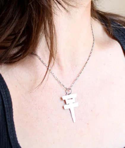 Tokio Hotel, pendentif logo de la croix du groupe pop rock en argent