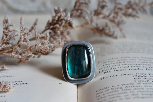 Ton cœur est gravé dans mon écorce, bague fidélité en argent et labradorite