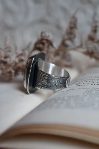 Ton cœur est gravé dans mon écorce, bague fidélité en argent et labradorite