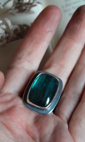 Ton cœur est gravé dans mon écorce, bague fidélité en argent et labradorite