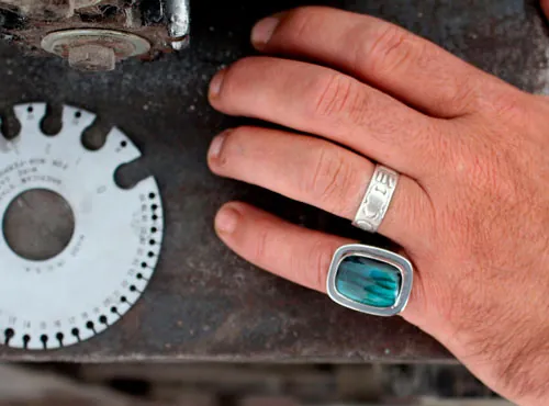 Ton cœur est gravé dans mon écorce, bague fidélité en argent et labradorite