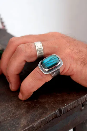 Ton cœur est gravé dans mon écorce, bague fidélité en argent et labradorite