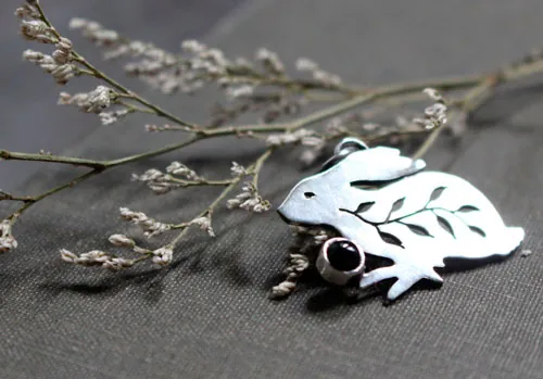 Totem lapin, pendentif guide Amérindien en argent et onyx