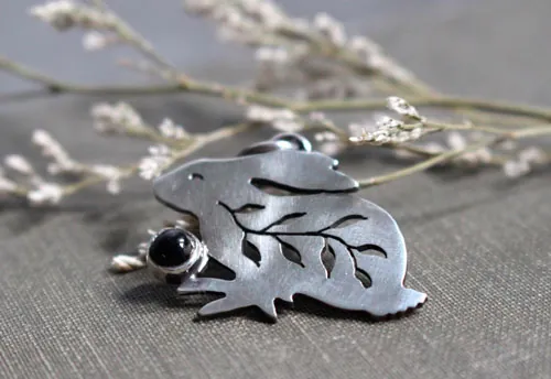 Totem lapin, pendentif guide Amérindien en argent et onyx