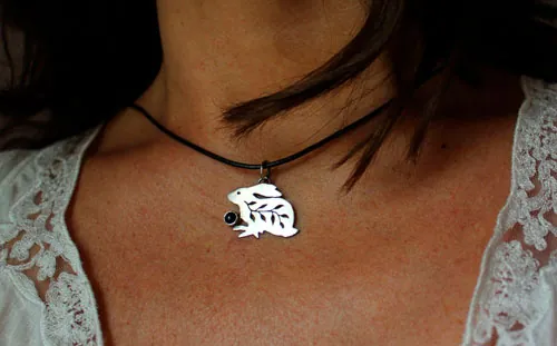 Totem lapin, pendentif guide Amérindien en argent et onyx