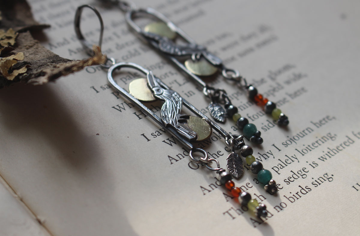 Toucan, boucles d’oreilles oiseau exotique en argent, laiton, cornaline et agate verte