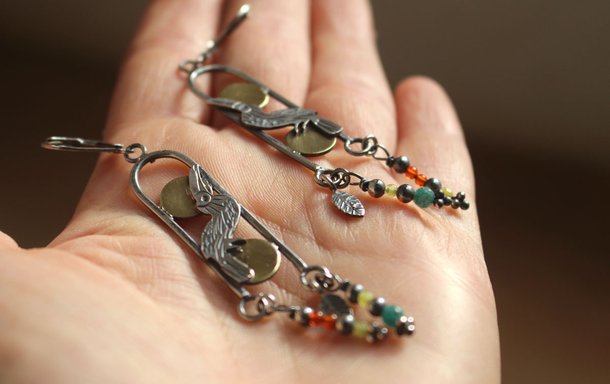 Toucan, boucles d’oreilles oiseau exotique en argent, laiton, cornaline et agate verte