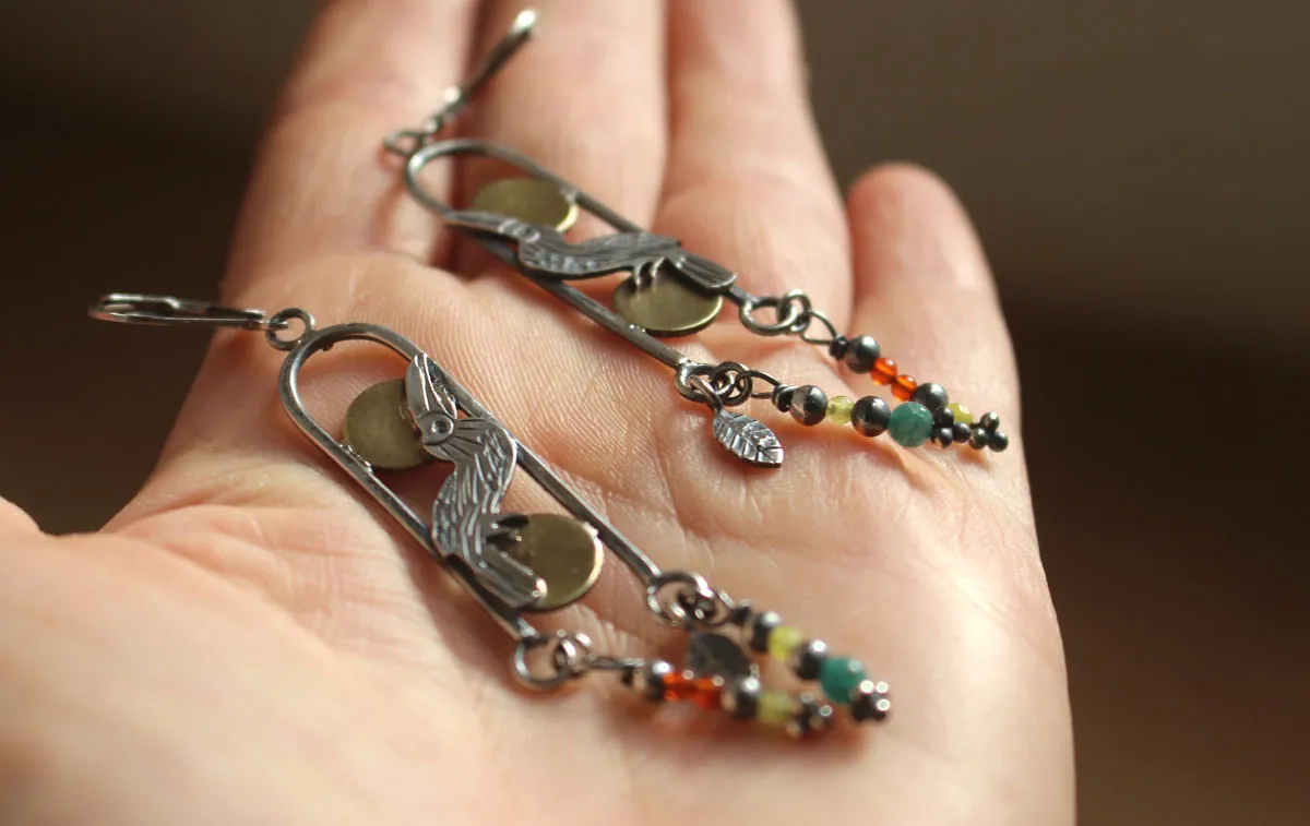 Toucan, boucles d’oreilles oiseau exotique en argent, laiton, cornaline et agate verte