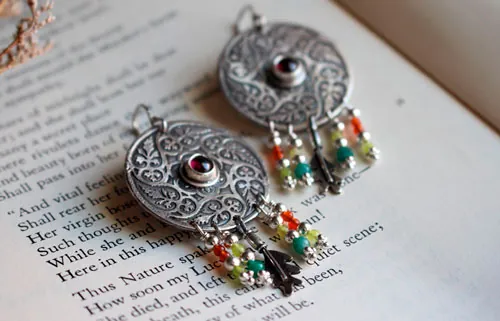 Tourbillon de feuilles d’automne, boucles d’oreilles mandala en argent, agate verte, agate jaune, grenat et cornaline