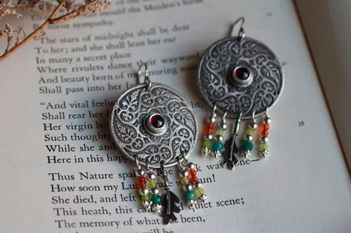 Tourbillon de feuilles d’automne, boucles d’oreilles mandala en argent, agate verte, agate jaune, grenat et cornaline
