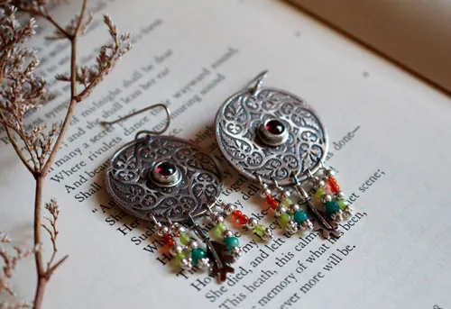 Tourbillon de feuilles d’automne, boucles d’oreilles mandala en argent, agate verte, agate jaune, grenat et cornaline