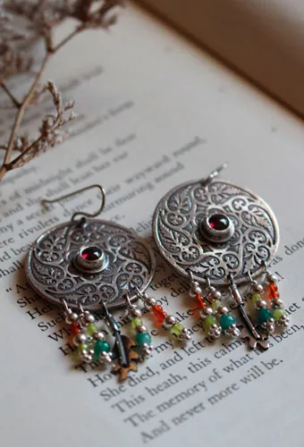 Tourbillon de feuilles d’automne, boucles d’oreilles mandala en argent, agate verte, agate jaune, grenat et cornaline
