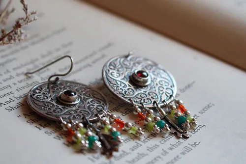 Tourbillon de feuilles d’automne, boucles d’oreilles mandala en argent, agate verte, agate jaune, grenat et cornaline