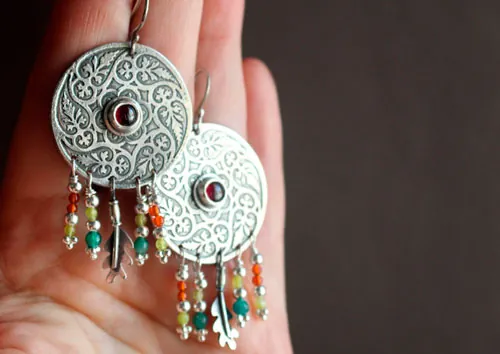 Tourbillon de feuilles d’automne, boucles d’oreilles mandala en argent, agate verte, agate jaune, grenat et cornaline