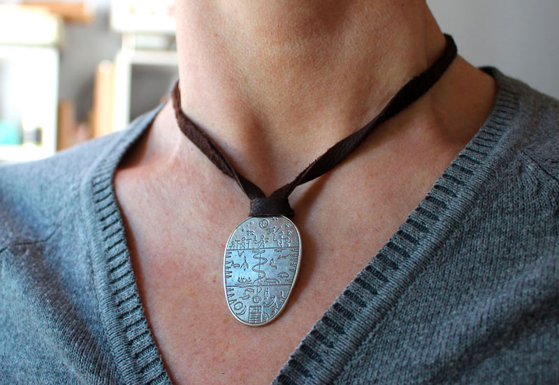 Tambour sami, collier instrument de cérémonie chamanique de laponie en argent