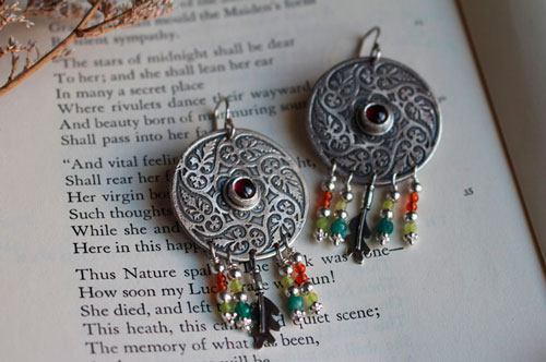 Tourbillon de feuilles d’automne, boucles d’oreilles mandala en argent, grenat et cornaline