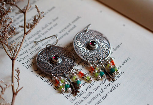 Tourbillon de feuilles d’automne, boucles d’oreilles mandala en argent, grenat et cornaline