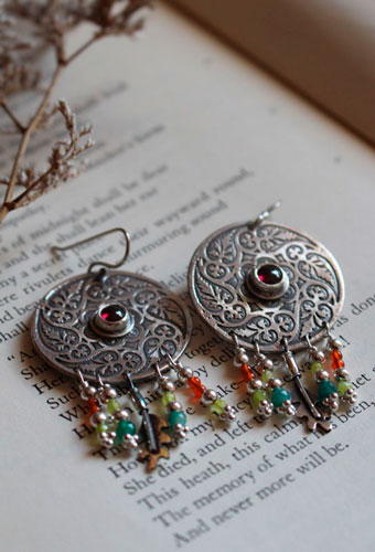 Tourbillon de feuilles d’automne, boucles d’oreilles mandala en argent, grenat et cornaline