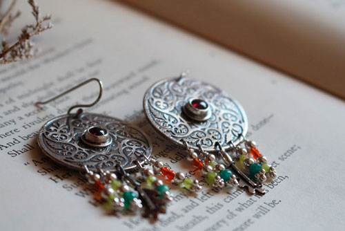 Tourbillon de feuilles d’automne, boucles d’oreilles mandala en argent, grenat et cornaline