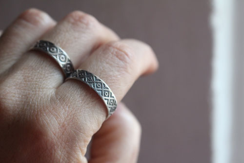 Tribal, bague carrés et cercles ethniques en argent
