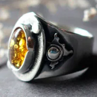 Un halo dans l’obscurité, bague soleil en argent et ambre